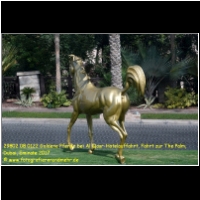 29802 08 0122 Goldene Pferde bei Al Qasr-Hotelauffahrt, Fahrt zur The Palm, Dubai, Emirate 2017.jpg